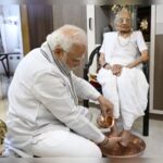 Pm modi and his mother 2025 09 f12bc8895745e231bbc2e696b4b2f5ff.jpg