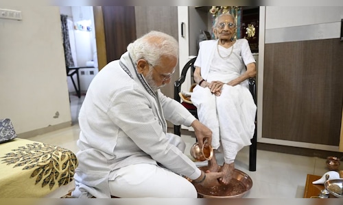 Pm modi and his mother 2025 09 f12bc8895745e231bbc2e696b4b2f5ff.jpg