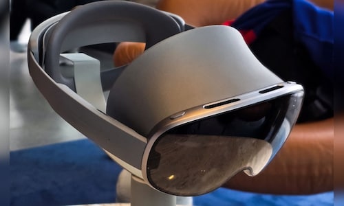 Samsung galaxy xr headset reuters 2025 10 dddb17c6cf19336f82931913ee479495.jpg